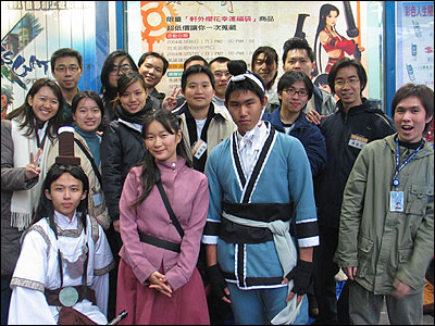 照片前排的人我一個都不認識