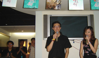 主持人與軒伍製作人賈卓倫(照片來源:椎名希)