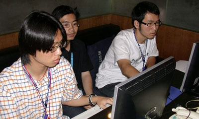 DOMO小組隨侍一旁全程陪玩(照片來源:巴哈姆特)