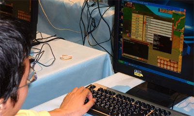 正在玩線上遊戲的玩家,攝於2006巴哈週年慶